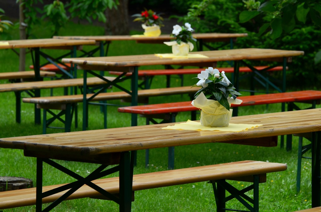 Tuinmeubelen voor feestje in de tuin