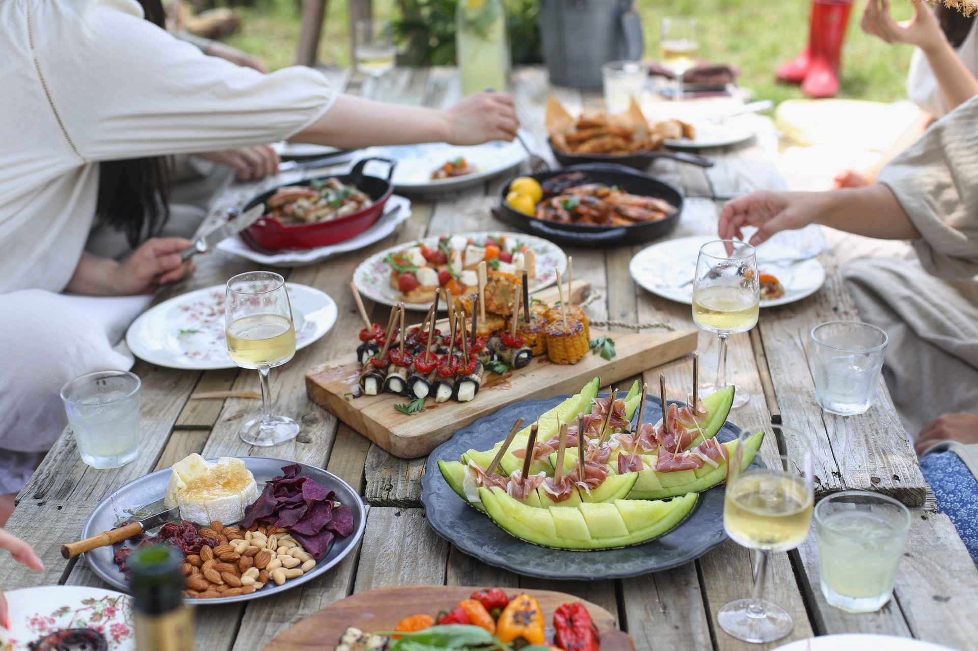 Leuk feestje in de tuin met leuke tuinmeubelen